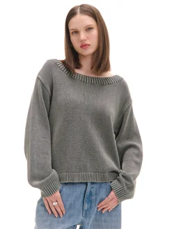 Antracytowy sweter z odkrytymi ramionami