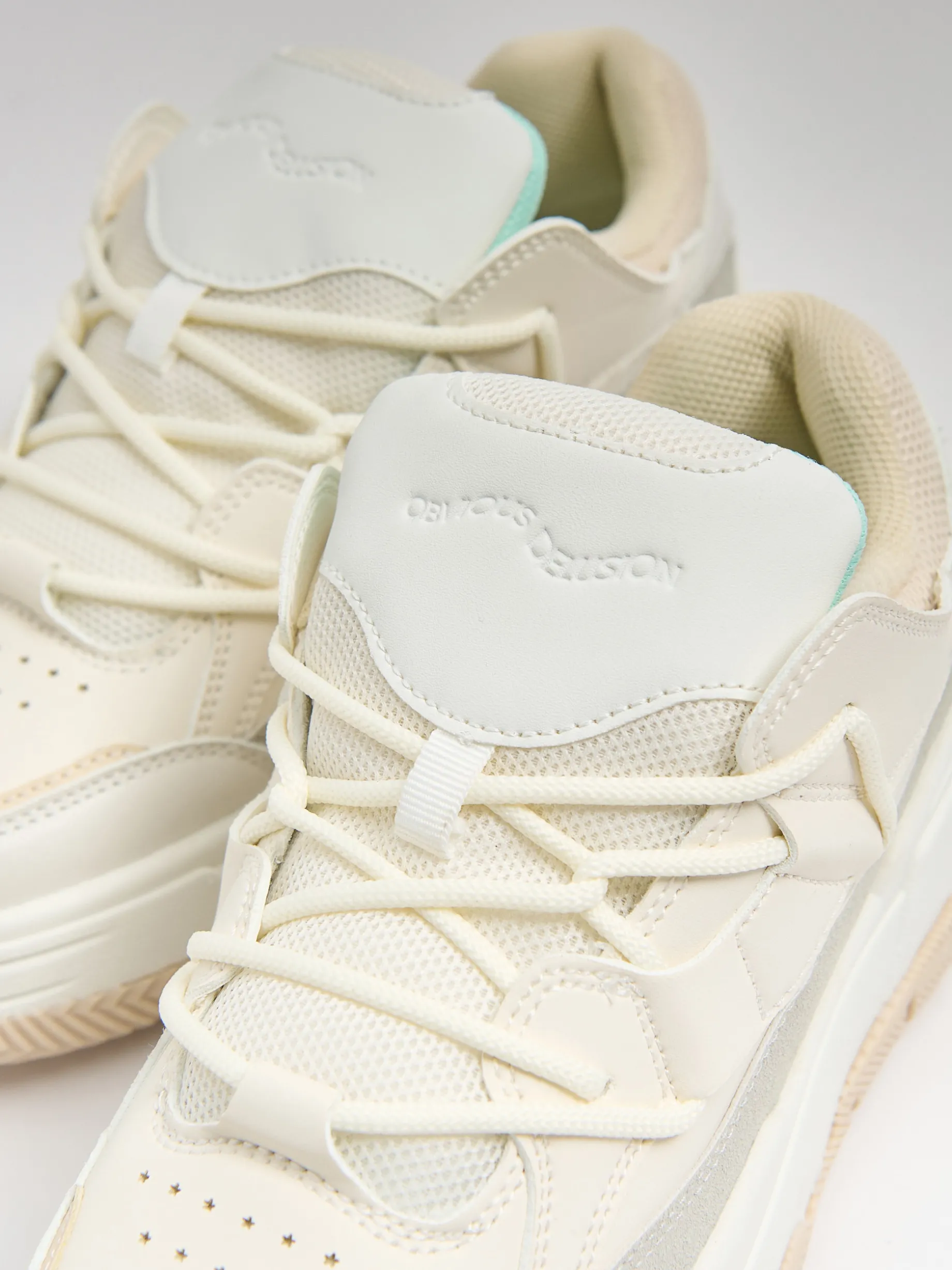 Beżowe sneakersy