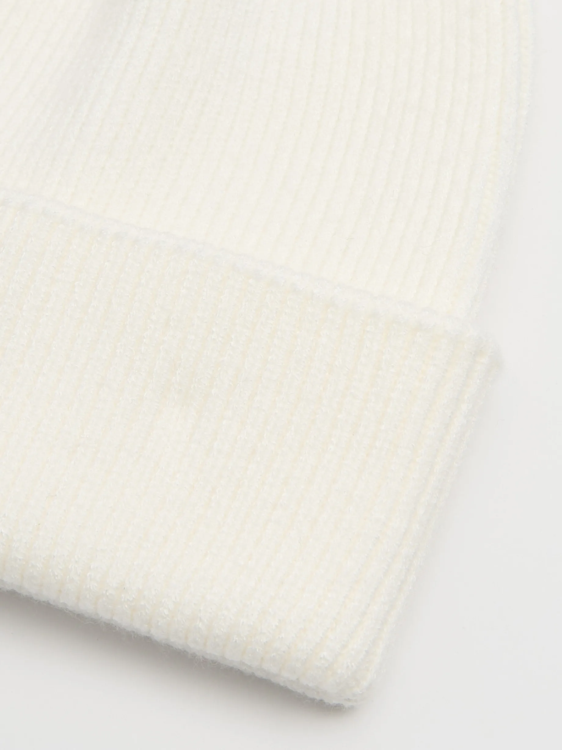 Biała czapka beanie z dodatkiem wiskozy