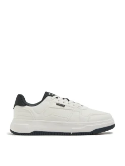 Białe sneakersy z czarnymi elementami