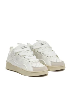 Białe sportowe sneakersy