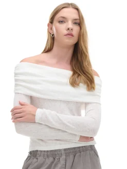 Biały sweter typu carmen