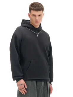 Czarna bluza hoodie z naszyjnikiem