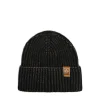 Czarna czapka beanie z naszywką