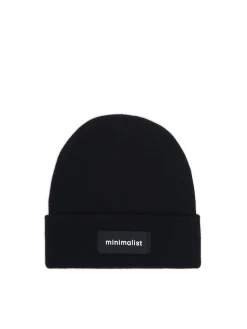 Czarna czapka beanie z naszywką