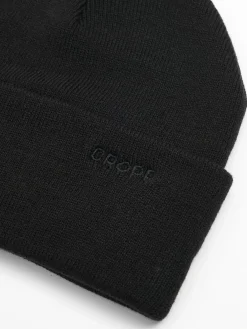 Czarna czapka beanie z naszywką