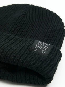 Czarna czapka beanie z naszywką