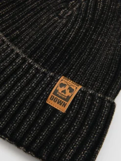 Czarna czapka beanie z naszywką