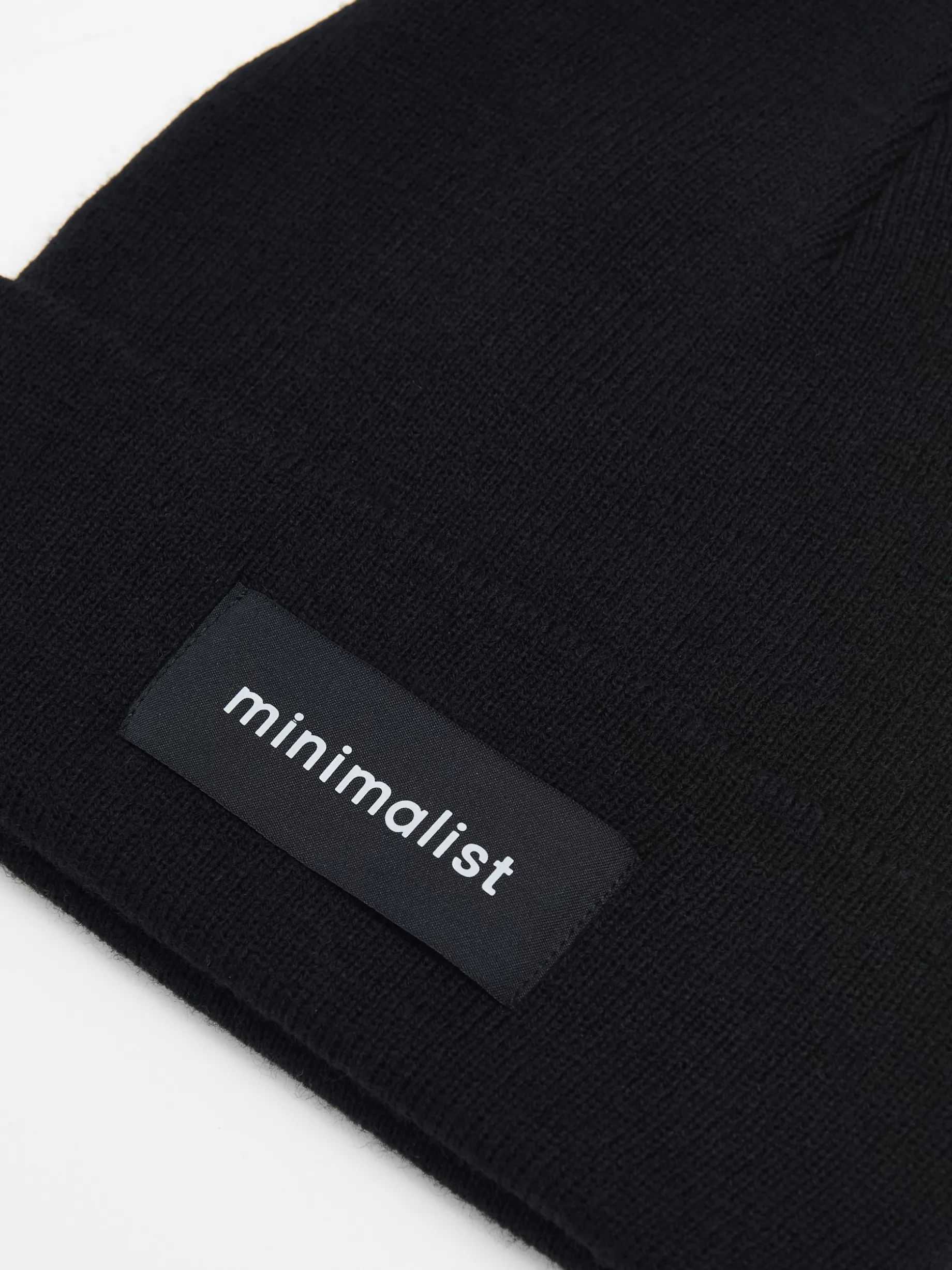 Czarna czapka beanie z naszywką