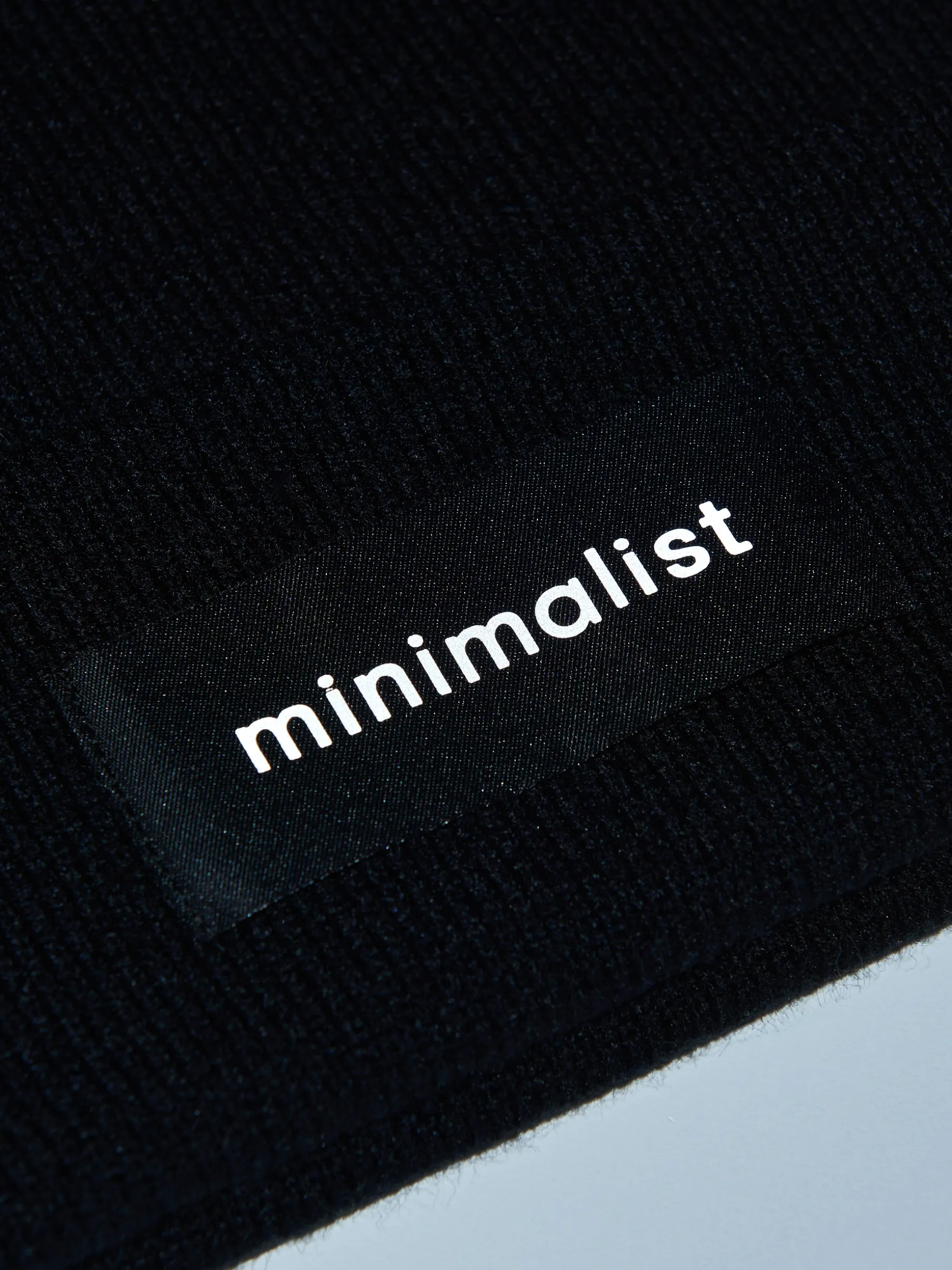 Czarna czapka beanie z naszywką