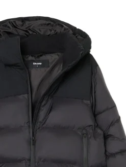 Czarna kurtka puffer z gładkim karczkiem