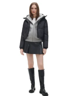 Czarna kurtka puffer z kapturem