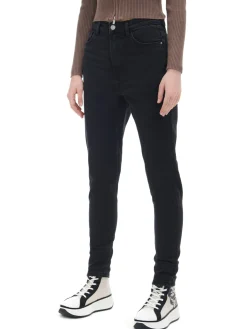 Czarne jeansy mom slim