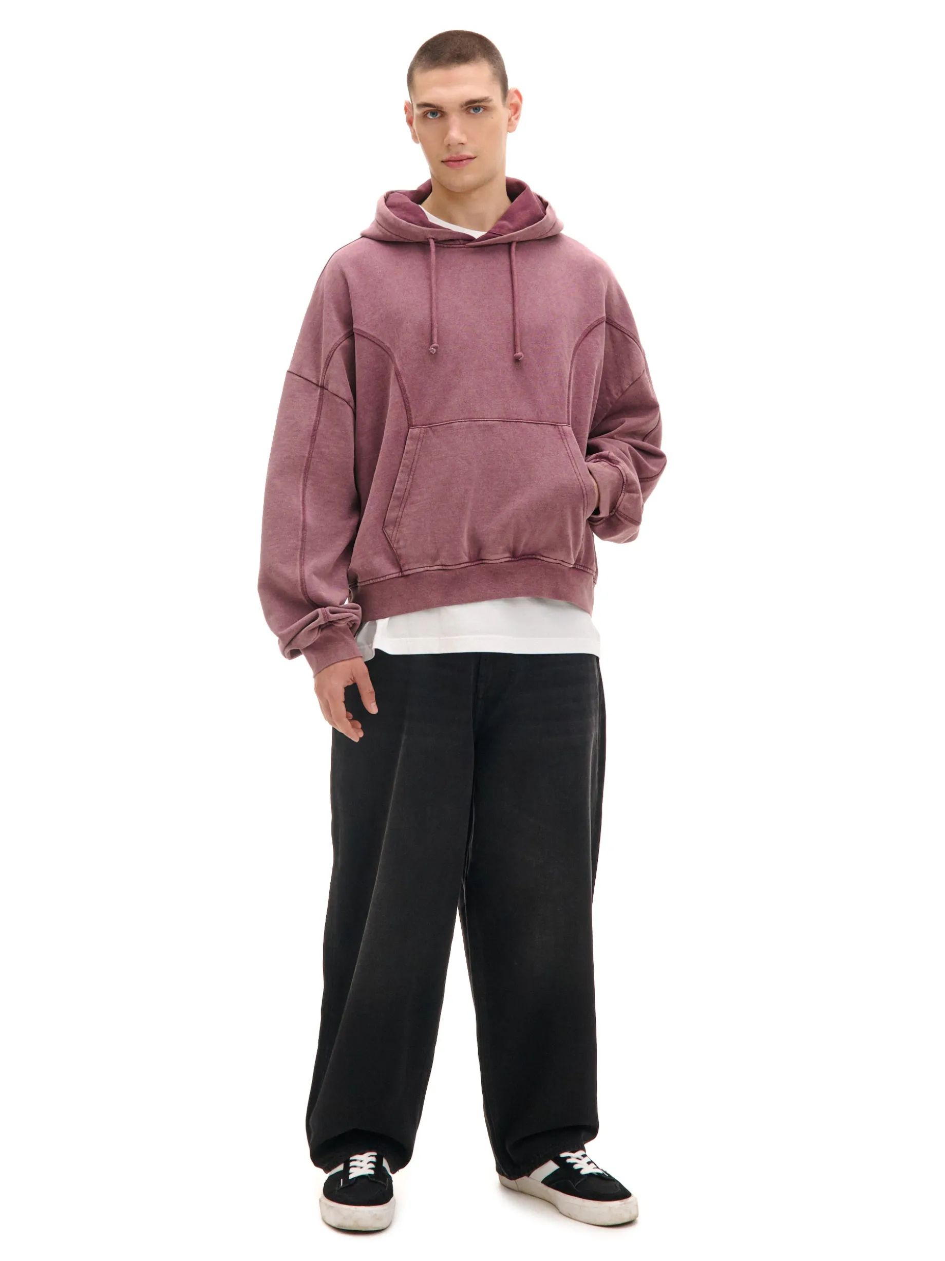 Czarne jeansy skater z efektem sprania