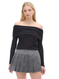 Czarny sweter typu carmen