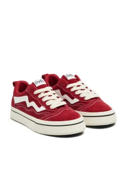 Czerwone sportowe buty