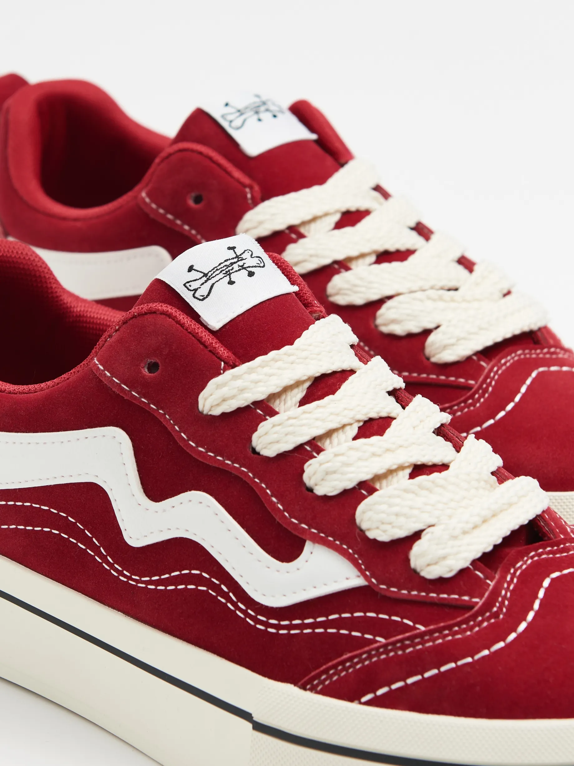 Czerwone sportowe buty