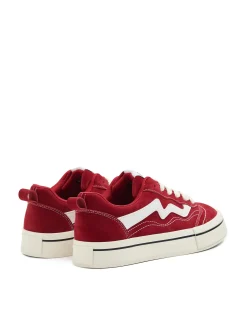 Czerwone sportowe buty
