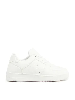 Gładkie białe sneakersy