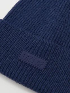 Granatowa czapka beanie z naszywką