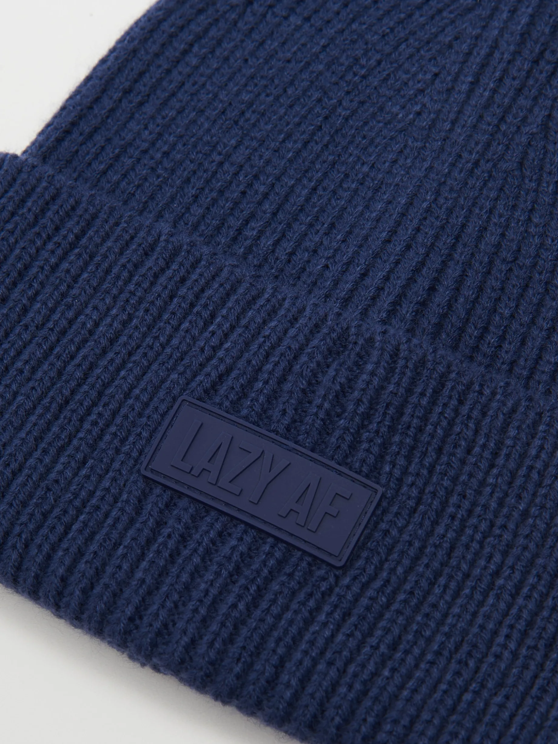 Granatowa czapka beanie z naszywką