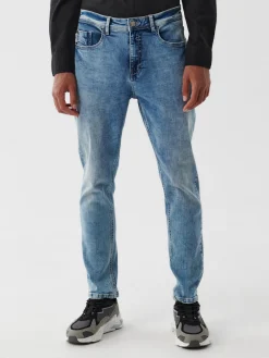 Jasne jeansy carrot