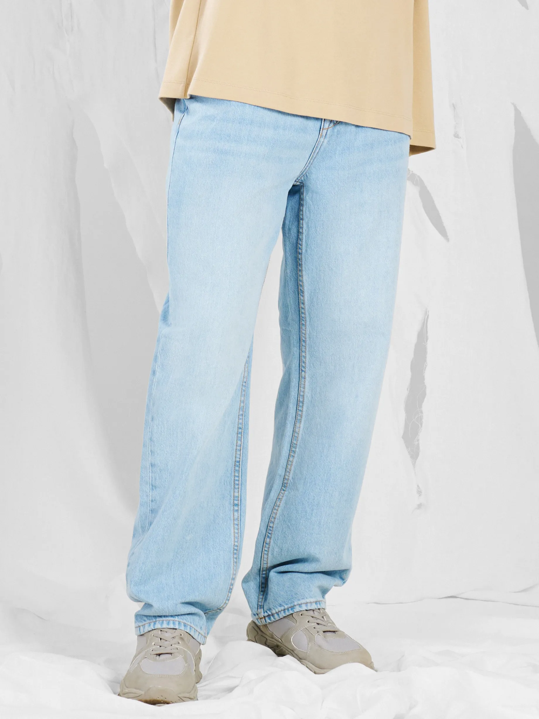 Jasne jeansy relaxed