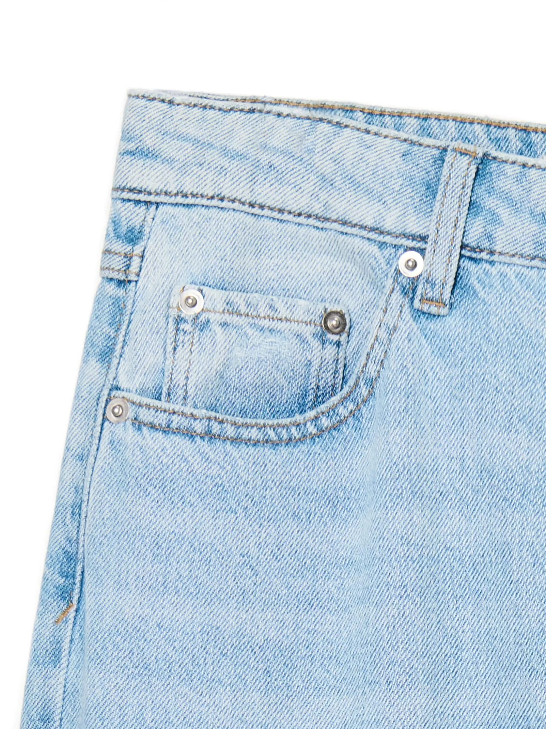Jasnoniebieskie jeansy baggy