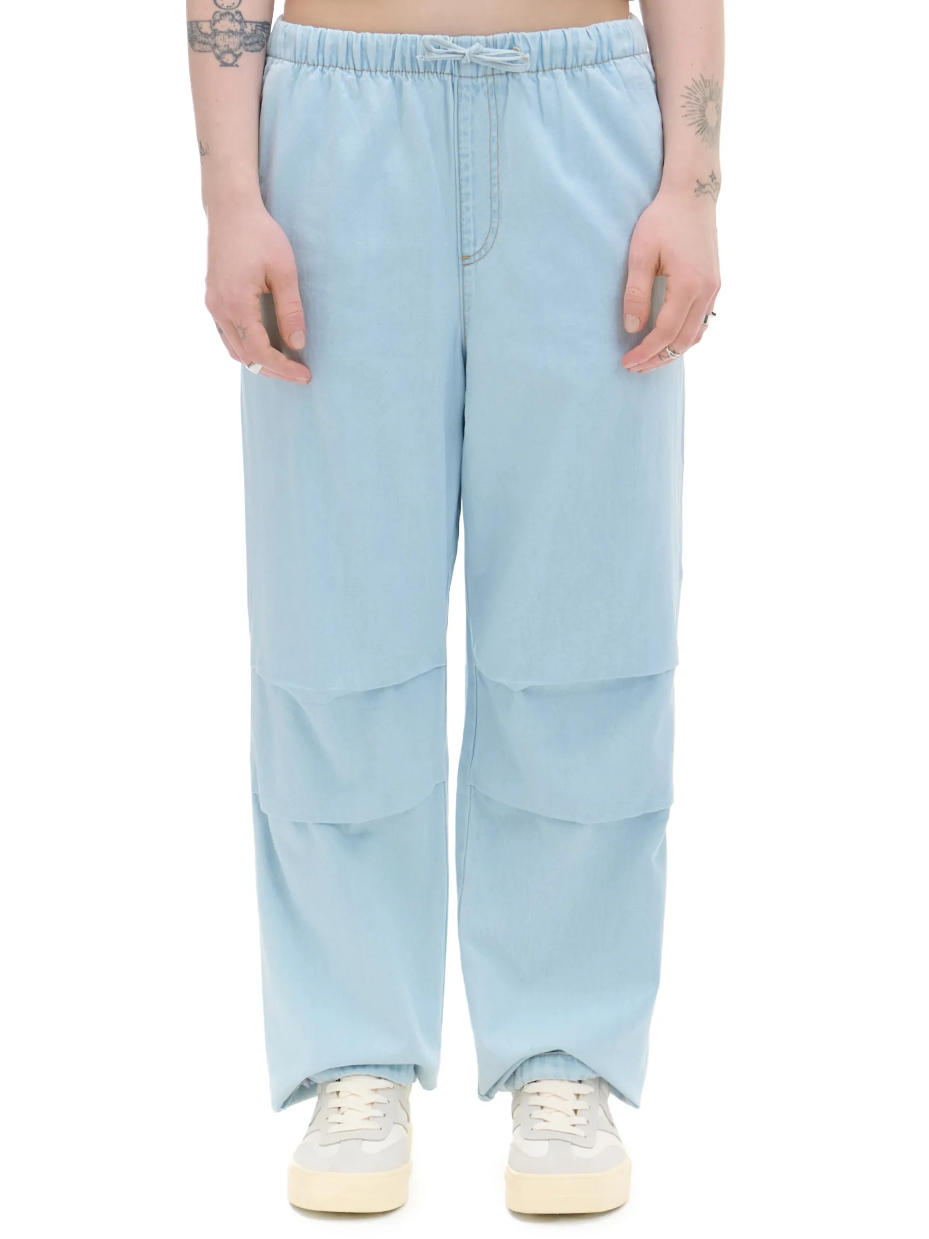 Jasnoniebieskie jeansy parachute