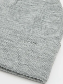 Jasnoszara czapka beanie z naszywką