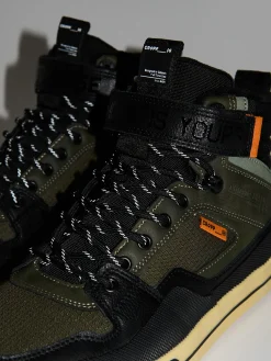 Oliwkowe sneakersy za kostkę