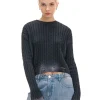 Sweter z miejscowym efektem wybielenia