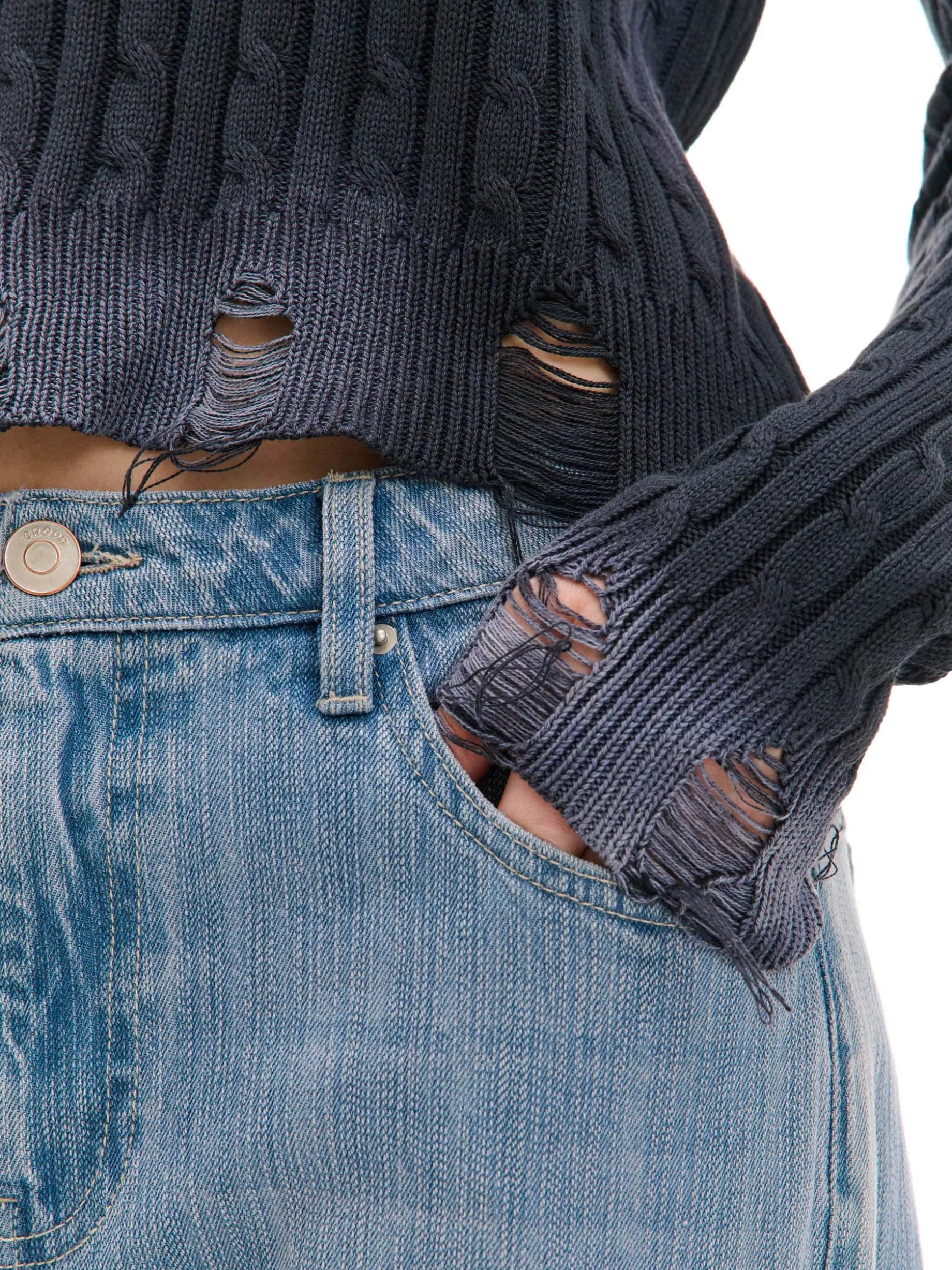 Sweter z miejscowym efektem wybielenia