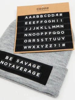 Szara czapka z personalizowanym napisem