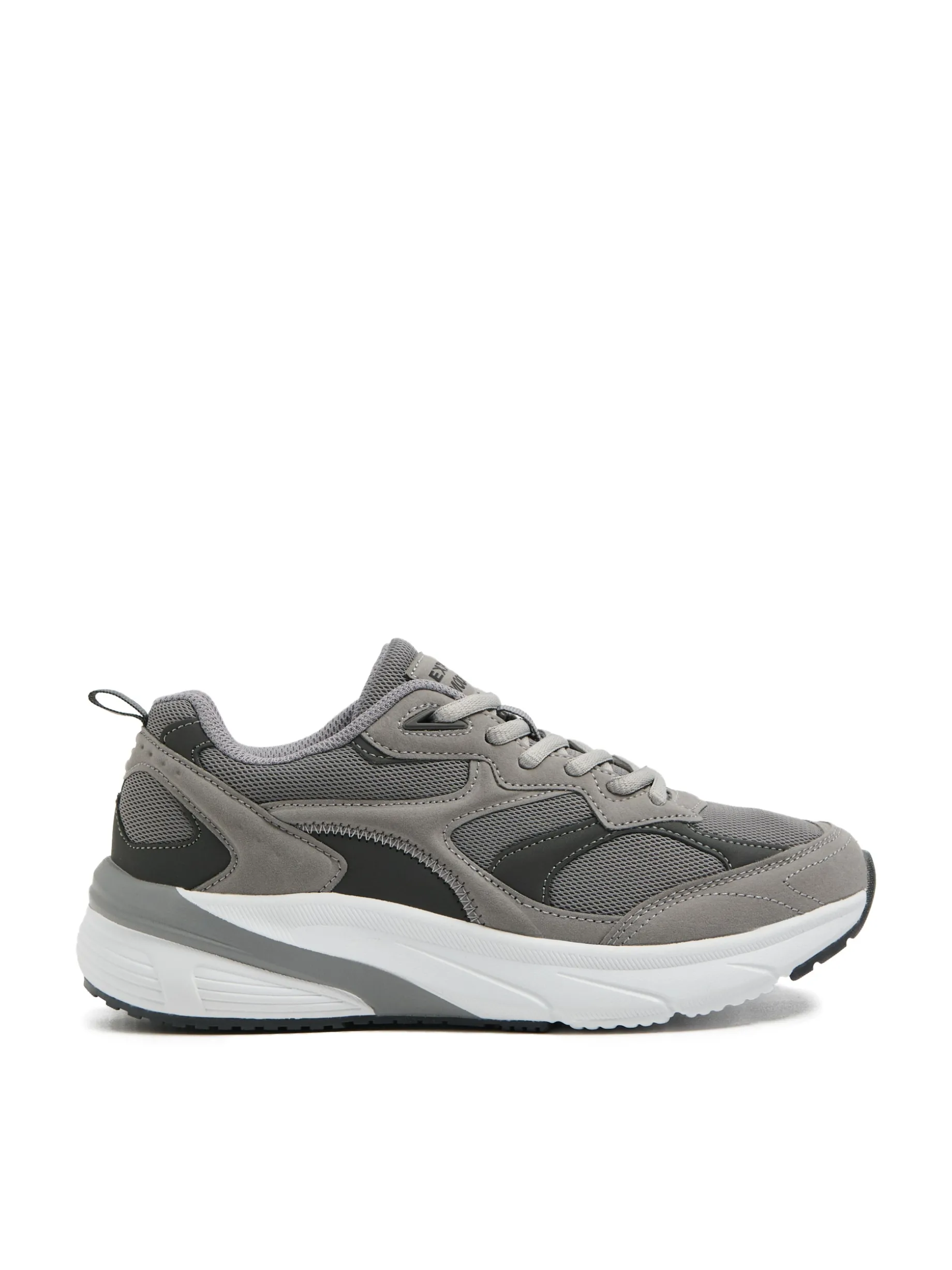 Szare sneakersy z solidną podeszwą