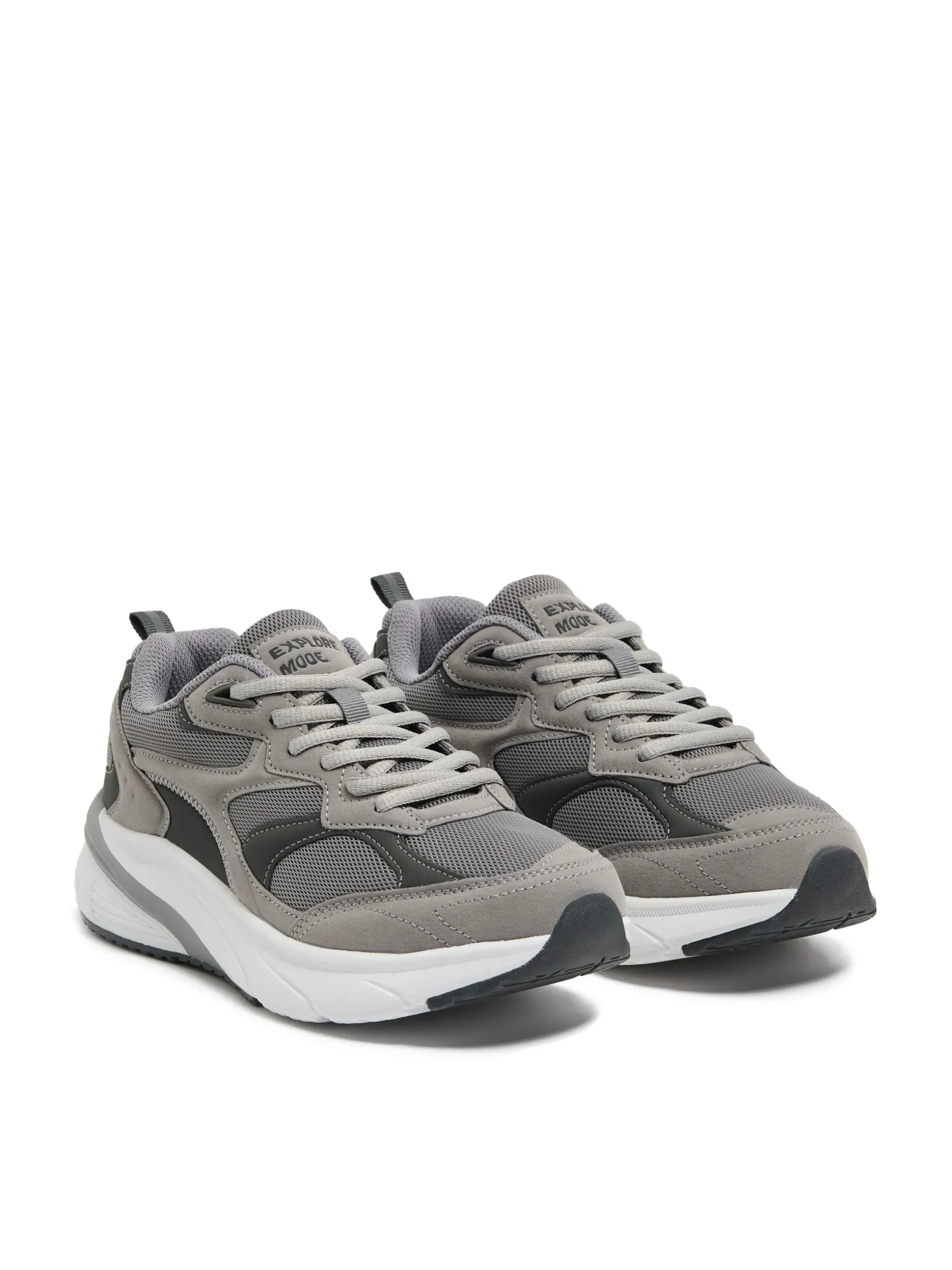 Szare sneakersy z solidną podeszwą