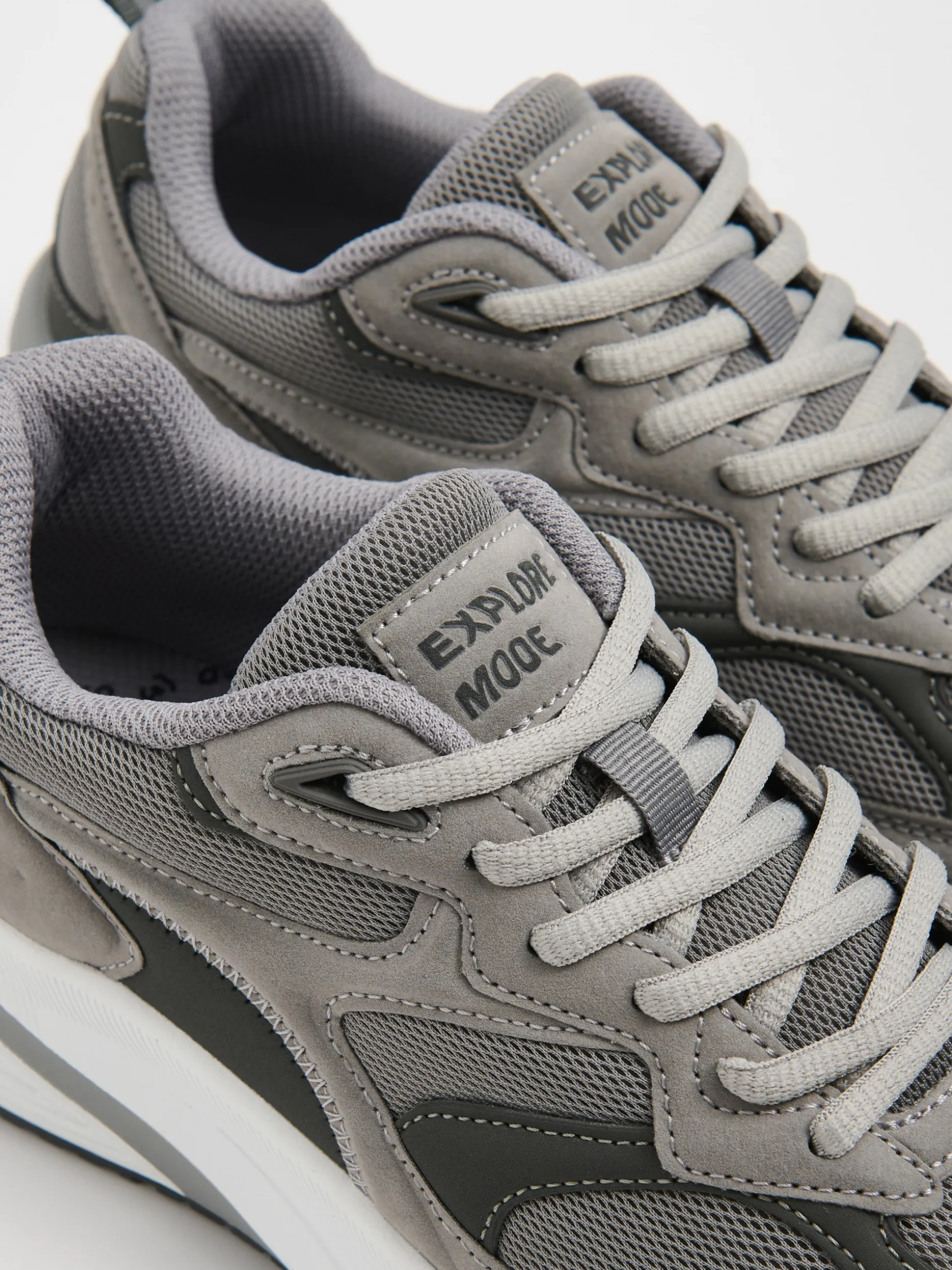 Szare sneakersy z solidną podeszwą